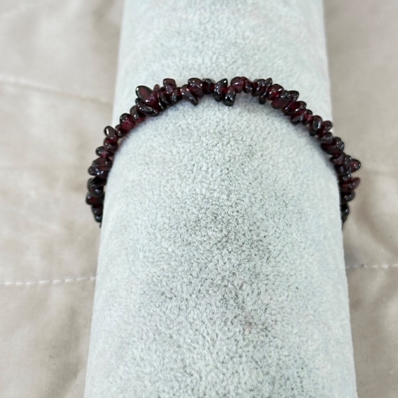 Red Garnet Chip Stone Stretchy Bracelet it Excellent Condition - Picture 5 of 13